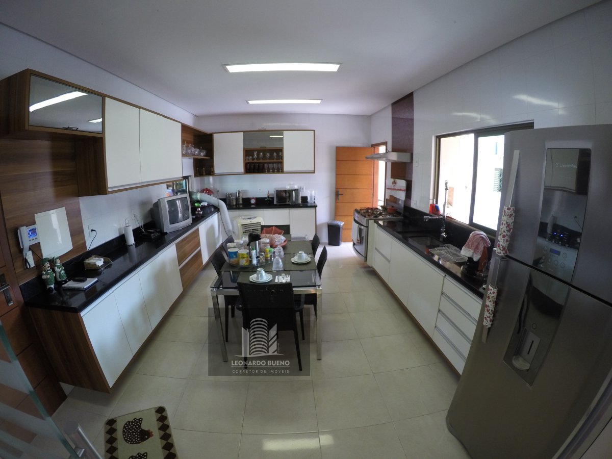 Casa à venda com 6 quartos, 1350m² - Foto 2