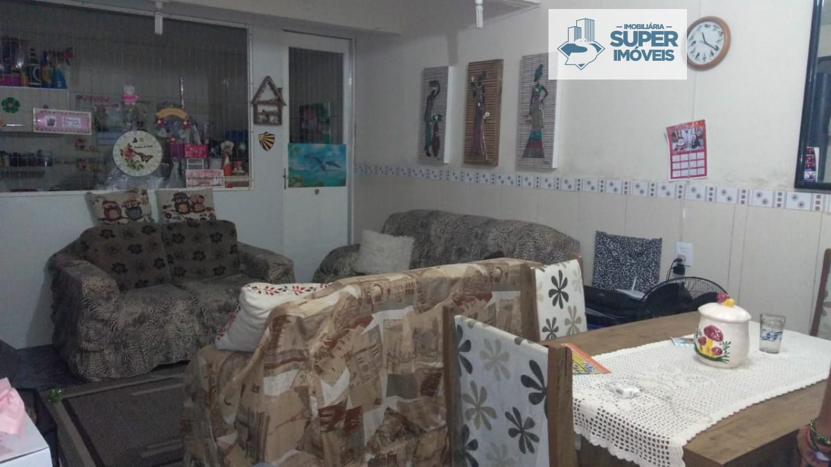 Casa a Venda no bairro Três Vendas em Pelotas - RS. 3 banheiros, 4 dormitórios, 1 suíte, 4 vagas na garagem, 2 cozinhas,  área de serviço,  sala de es