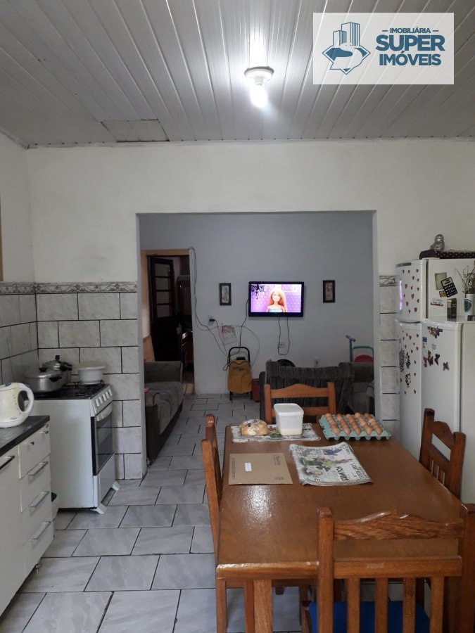 Casa a Venda no bairro Fragata em Pelotas - RS. 2 banheiros, 2 dormitórios, 2 vagas na garagem, 1 cozinha,  área de serviço,  sala de estar,  sala de 