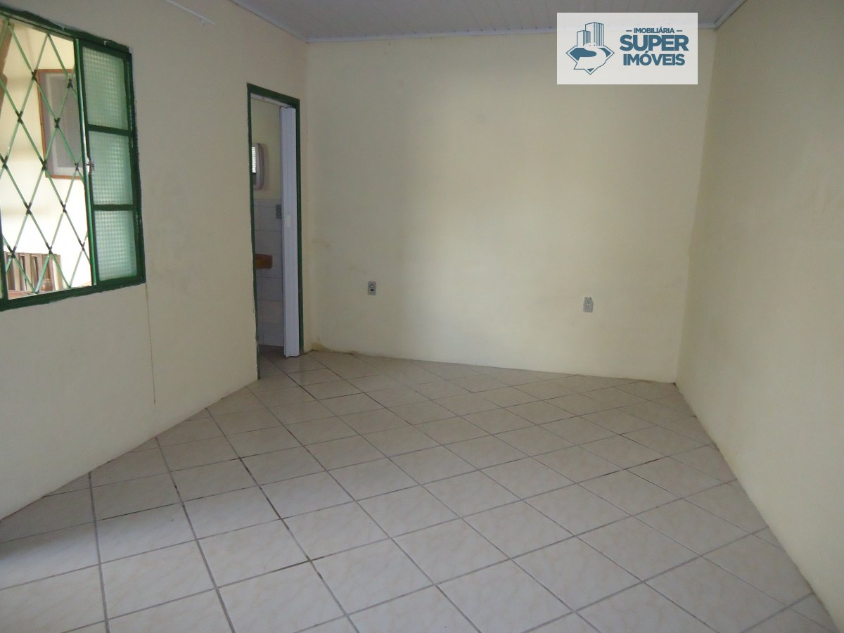 Casa a Venda no bairro Fragata em Pelotas - RS. 2 banheiros, 4 dormitórios, 1 vaga na garagem, 2 cozinhas,  área de serviço,  sala de estar,  sala de 