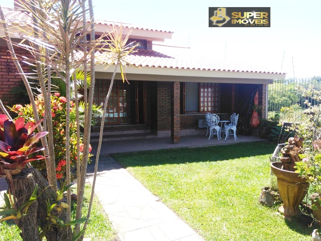 Casa a Venda no bairro Laranjal em Pelotas - RS. 3 banheiros, 3 dormitórios, 1 suíte, 4 vagas na garagem, 1 cozinha,  closet,  área de serviço,  sala 