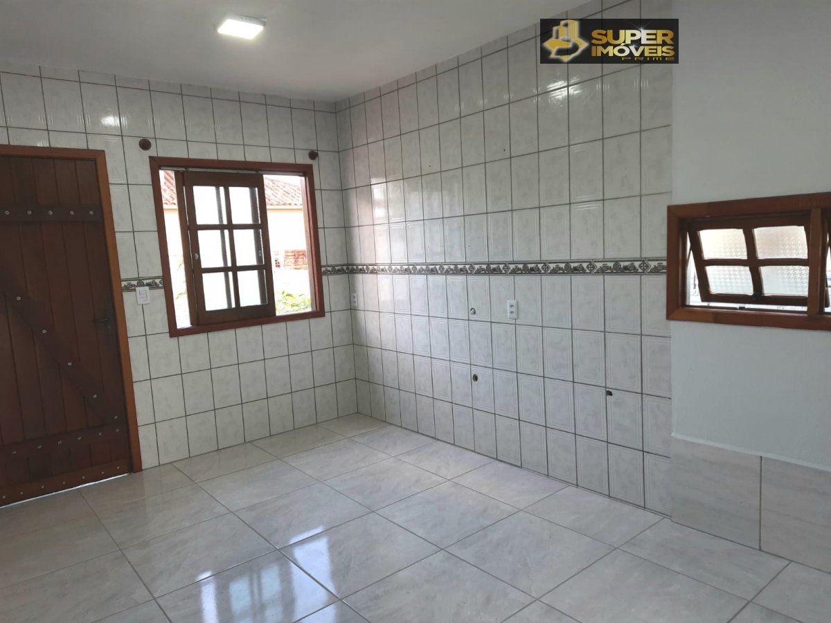 Casa a Venda no bairro Fragata em Pelotas - RS. 1 banheiro, 2 dormitórios, 1 vaga na garagem, 1 cozinha,  área de serviço,  sala de estar,  sala de ja