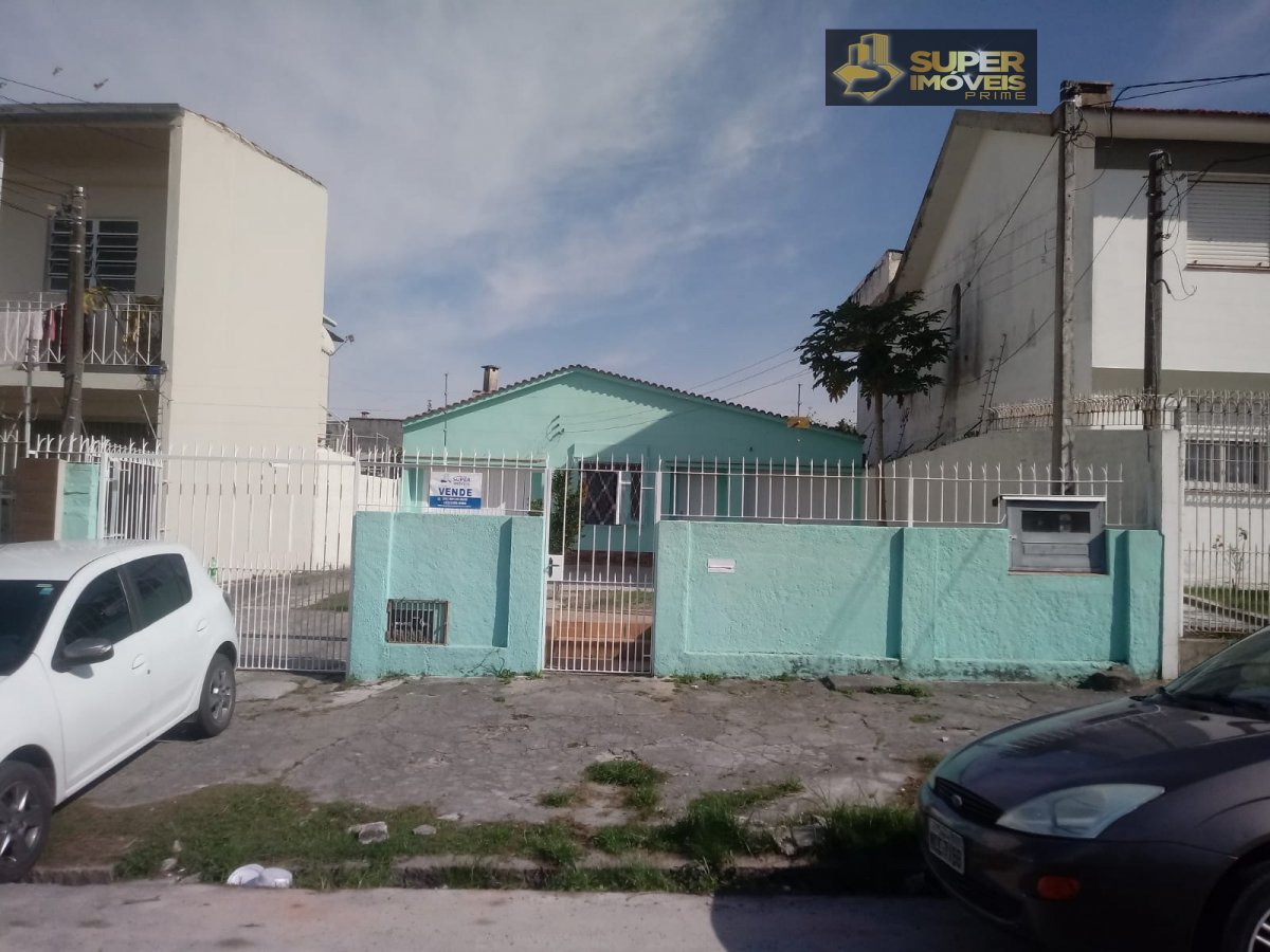 Casa a Venda no bairro Fragata em Pelotas - RS. 3 banheiros, 4 dormitórios, 1 suíte, 2 vagas na garagem, 2 cozinhas,  sala de estar,  sala de jantar. 
